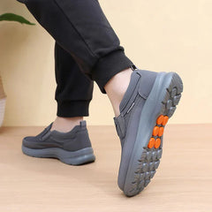 Calzature ortopediche casual grigie con suola a rilievi e inserti arancioni