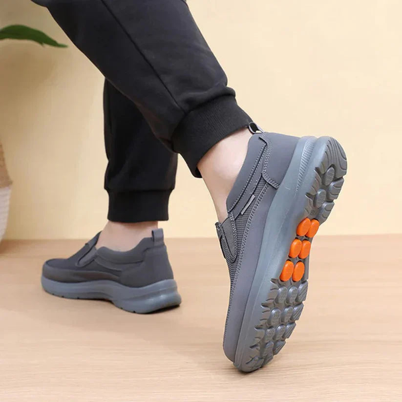 Calzature ortopediche casual grigie con suola a rilievi e inserti arancioni