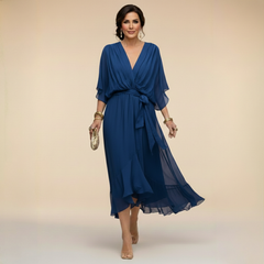 Abito elegante blu con scollo a V, maniche a mantella e cintura annodata
