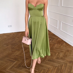 Abito midi verde con scollo a cuore, bustier aderente e gonna svasata, con sandali