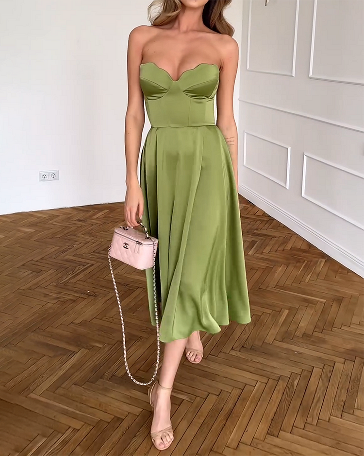 Abito midi verde con scollo a cuore, bustier aderente e gonna svasata, con sandali