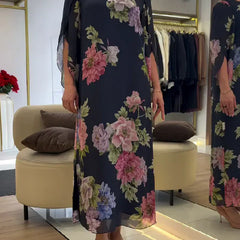 Abito maxi chiffon blu scuro con fiori rosa e azzurri, spalla scesa, linea dritta