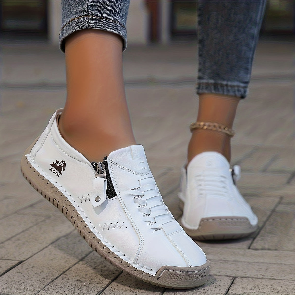 Scarpe comfort ergonomiche bianche con zip laterale e lacci, suola in gomma.