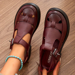 Sandali bordeaux con fibbia regolabile, cinturini incrociati e suola scura