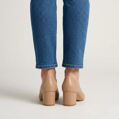 Scarpe con tacco a blocco beige e punta affusolata, vista posteriore con jeans