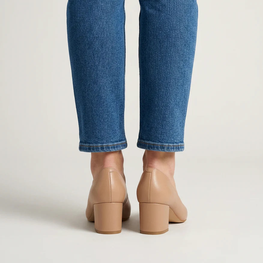 Scarpe con tacco a blocco beige e punta affusolata, vista posteriore con jeans