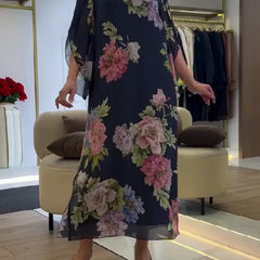 Abito maxi chiffon blu scuro con fiori rosa e verdi, maniche ampie, orlo sotto il ginocchio