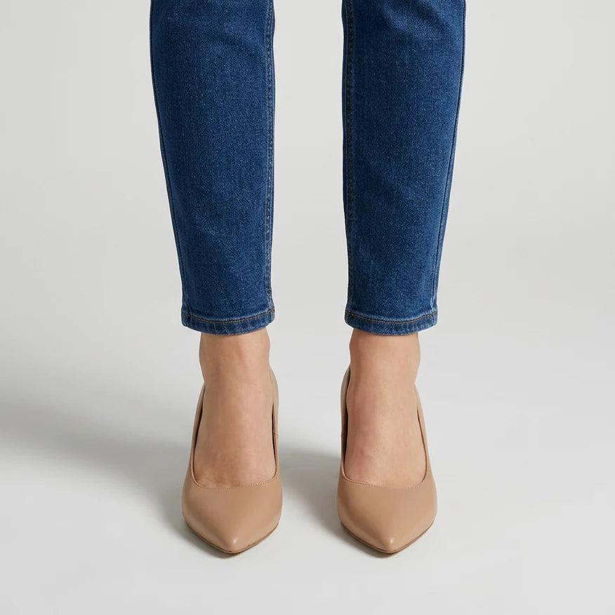 Scarpe con tacco a blocco beige e punta affusolata, vista frontale con jeans