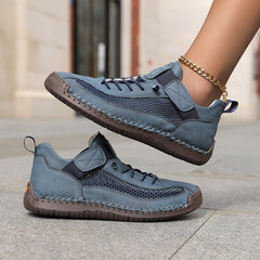 Scarpe ortopediche traspiranti blu con lacci e cinturino, suola spessa beige.