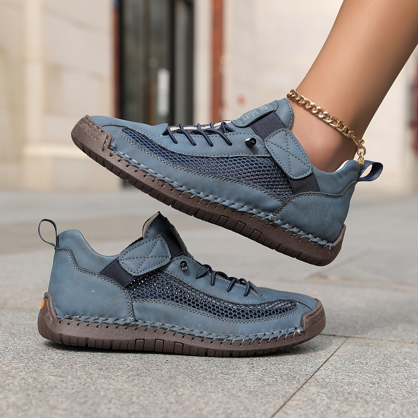 Scarpe ortopediche traspiranti blu con lacci e cinturino, suola spessa beige.