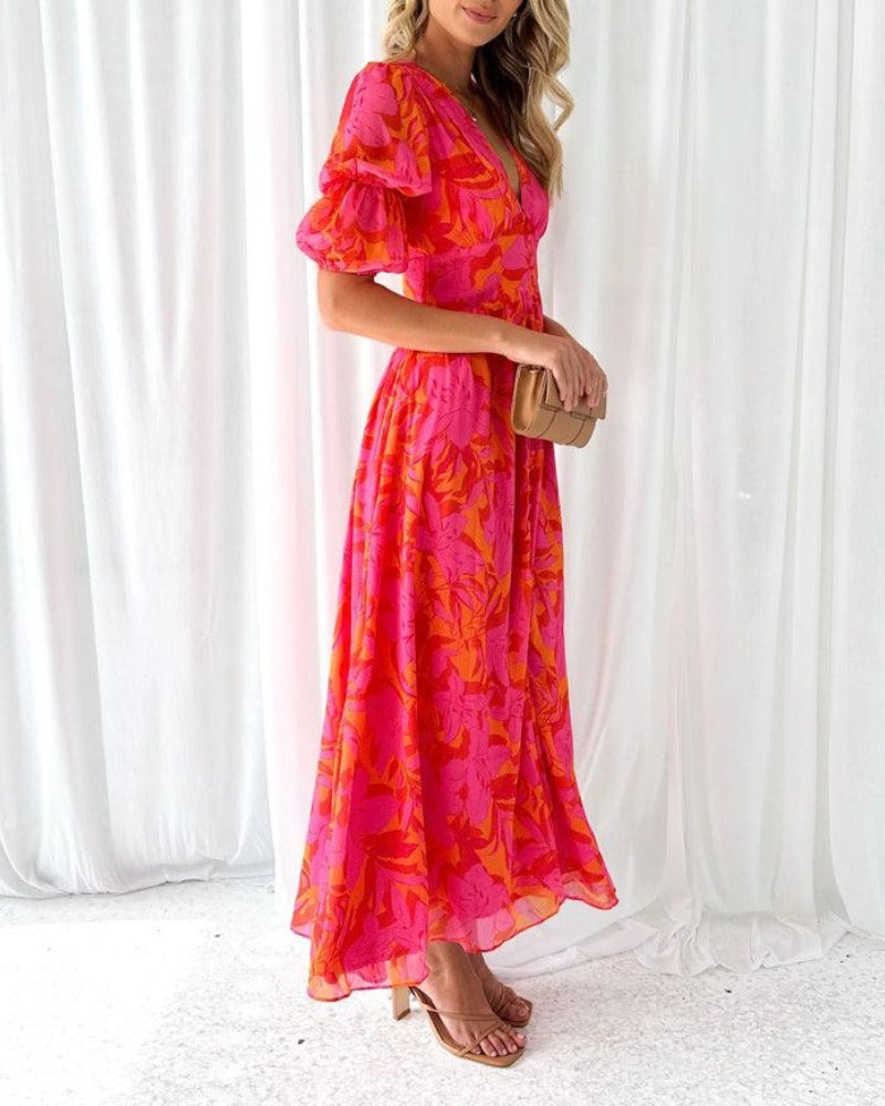 Abito maxi aderente in vita con scollo a V e maniche a sbuffo; fantasia rosa-arancio