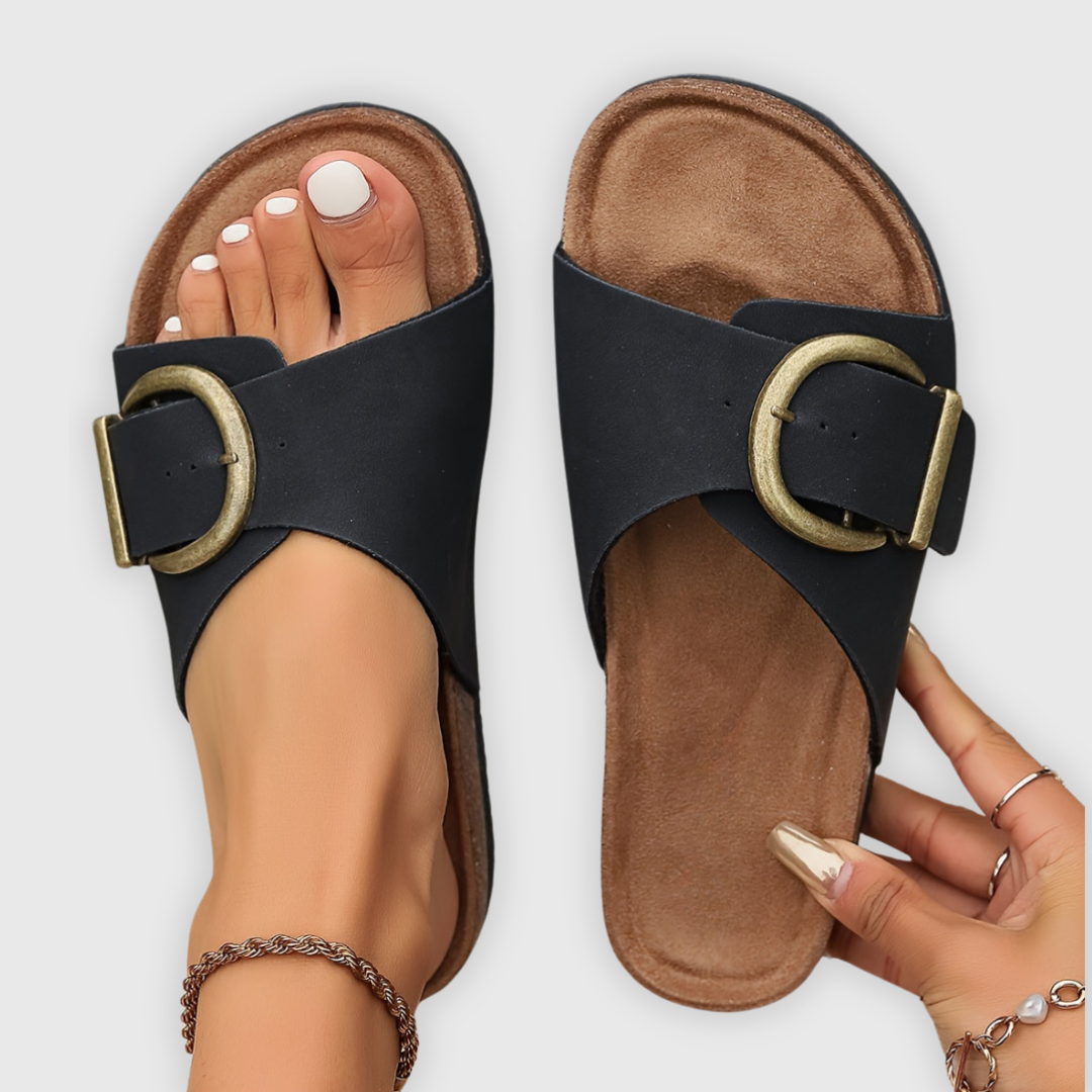 Sandali ortopedici neri con fibbia ad anello color ottone e suola in sughero