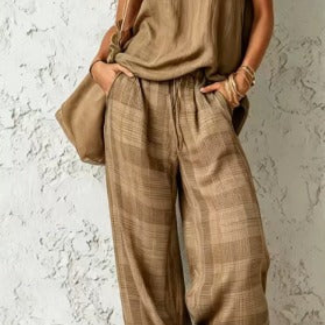 Completo estivo con top marrone chiaro e pantaloni ampi a quadri beige