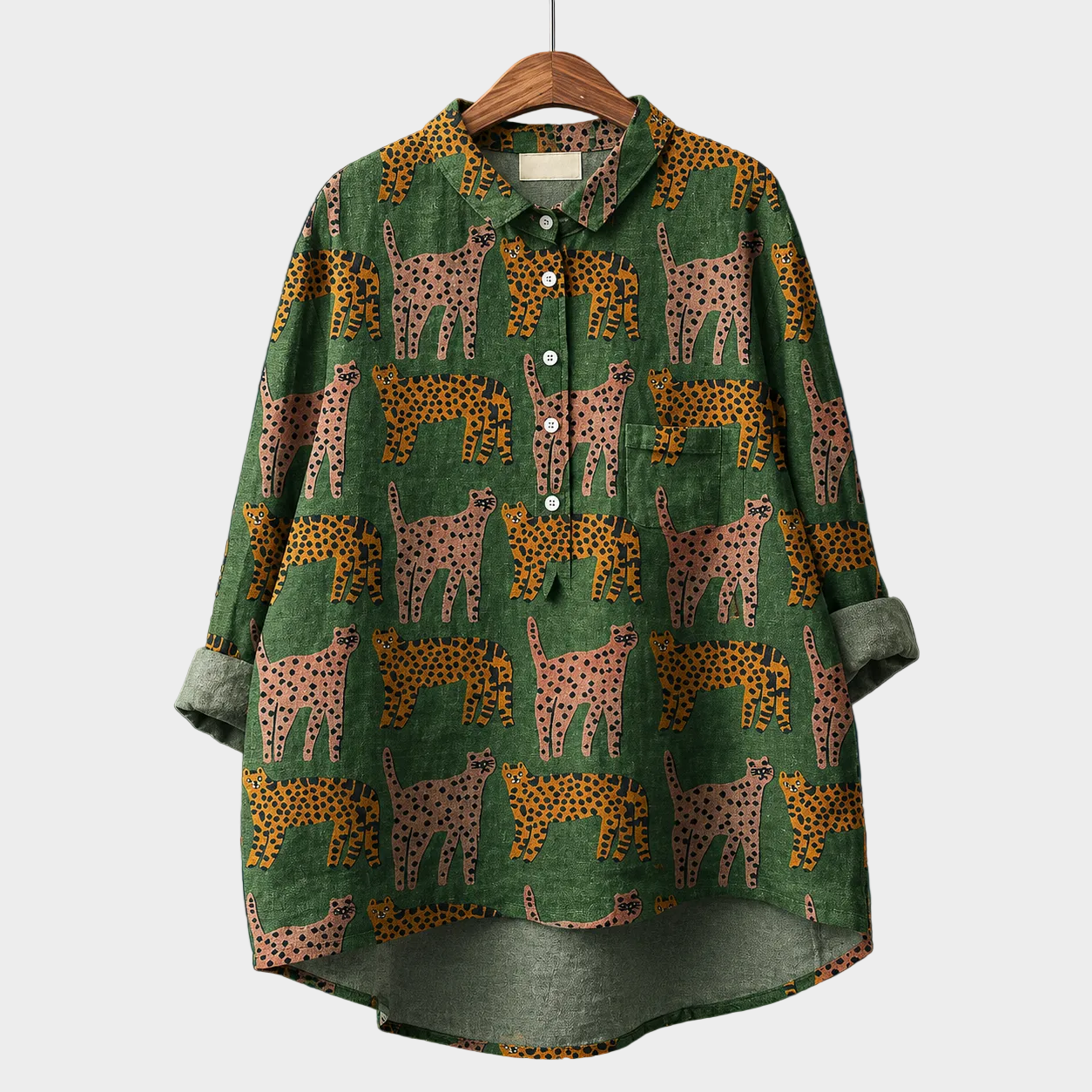 Blusa estiva verde con stampa animalier arancione e nera, bottoni frontali