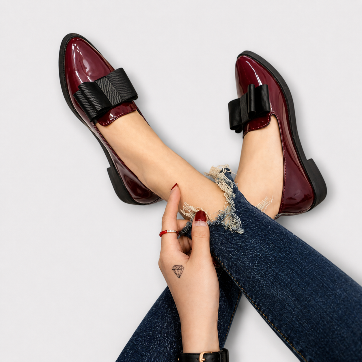 Mocassini bordeaux lucidi con fibbia nera a fascia