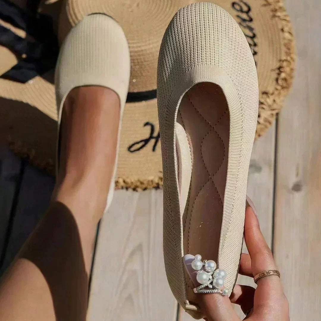 Scarpe comfort in tessuto beige chiaro, calzata slip-on e decorazione con perle sul puntale
