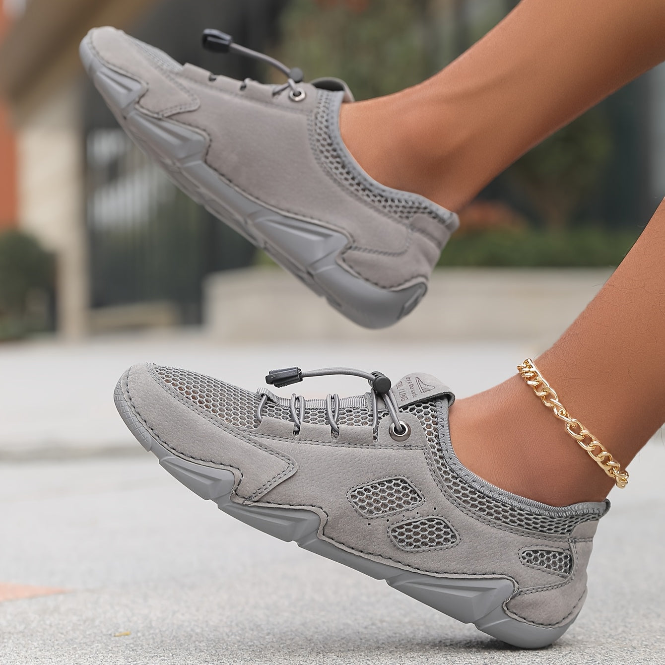 Scarpe da ginnastica leggere grigie con lacci e suola ammortizzata, indossate