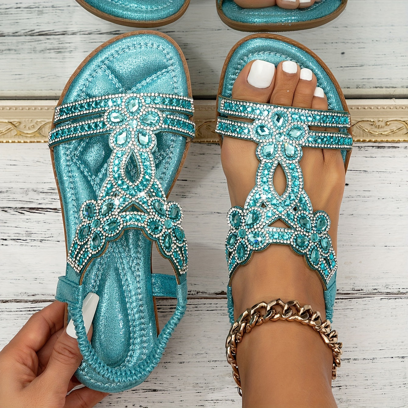 Sandali ortopedici boho azzurri con cinturini e dettagli a strass