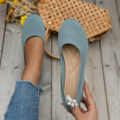 Scarpe comfort in tessuto azzurro chiaro, calzata slip-on e decorazione con perle sul puntale