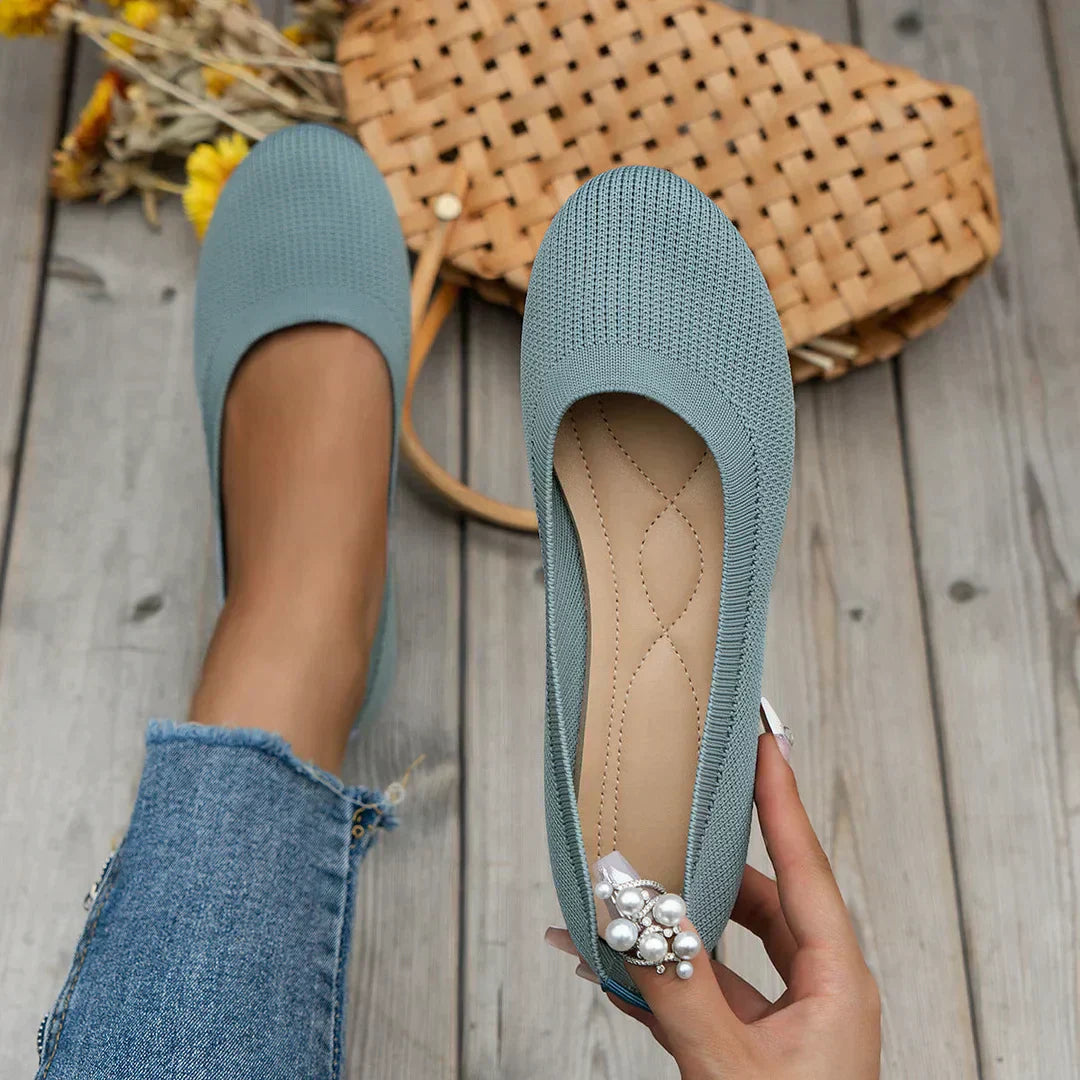 Scarpe comfort in tessuto azzurro chiaro, calzata slip-on e decorazione con perle sul puntale