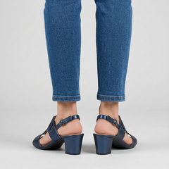 Sandali classici blu scuro con tacco medio, pianta aperta e cinturini regolabili.