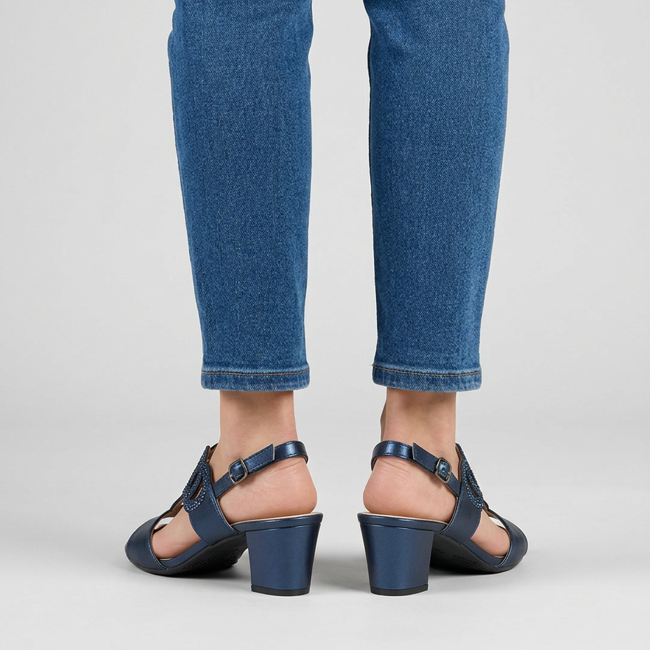 Sandali classici blu scuro con tacco medio, pianta aperta e cinturini regolabili.