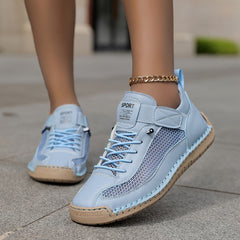 Scarpe ortopediche traspiranti azzurro chiaro con logo sulla linguetta e suola ammortizzata