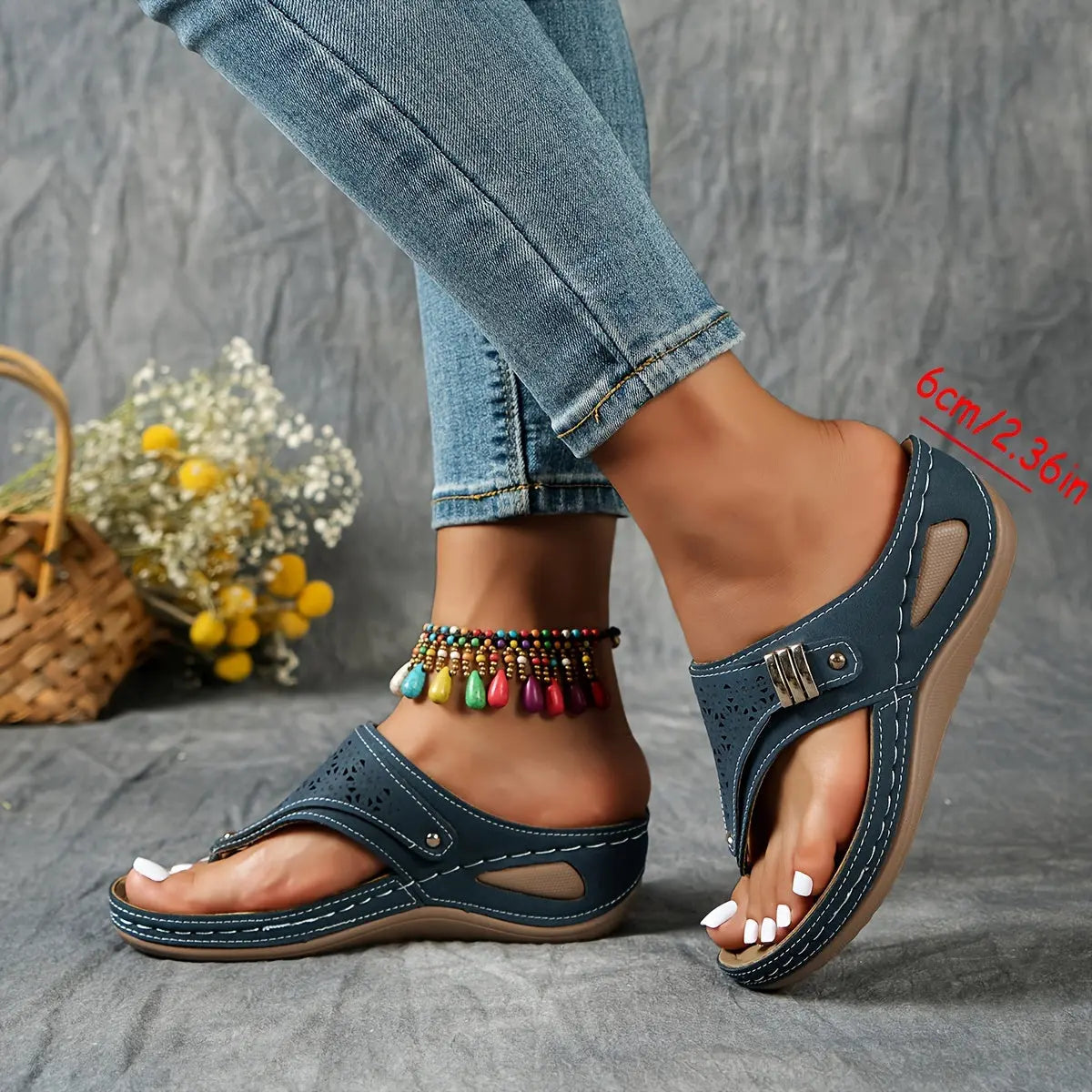 Sandali con zeppa e infradito blu navy con perforazioni e cinturino regolabile con fibbia