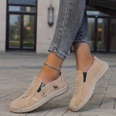 Scarpe comfort ergonomiche beige con zip laterale e lacci, suola ammortizzata.