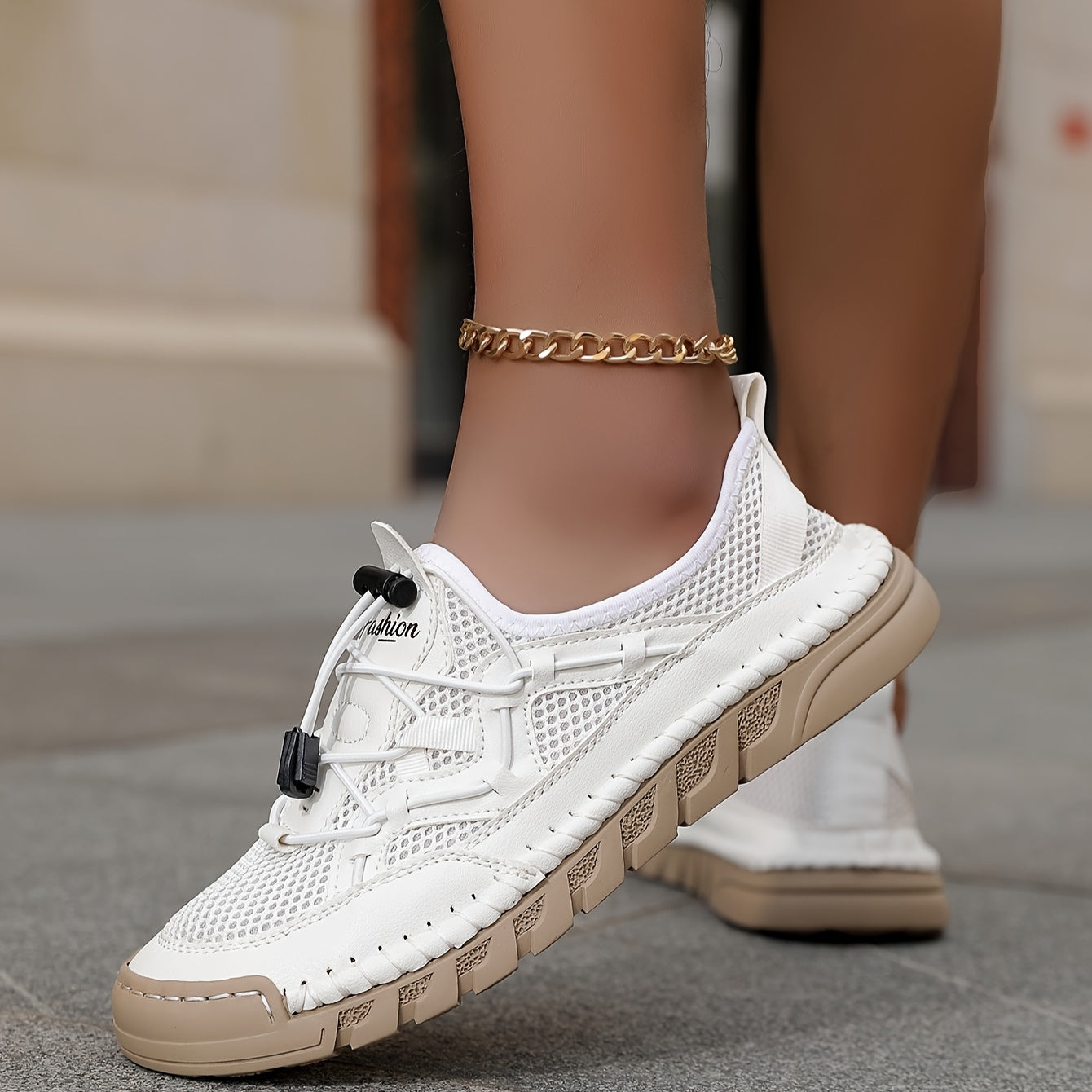 Scarpe comfort traspiranti bianche con lacci, mesh traforata e suola beige spessa