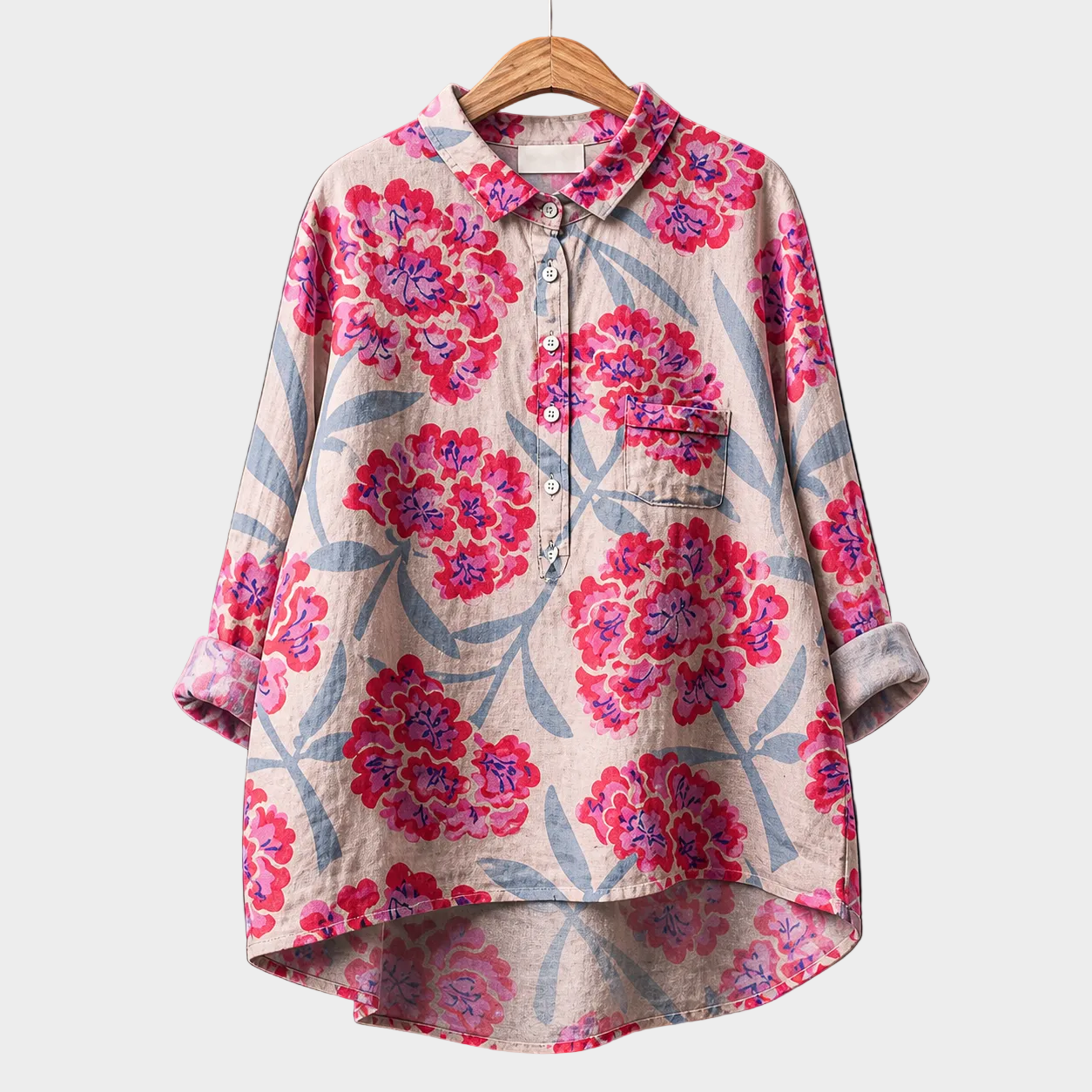 Blusa estiva con colletto e bottoni, stampa floreale rosa e blu su fondo grigio