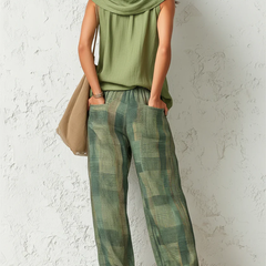 Completo estivo con top verde oliva e pantaloni ampi a quadri verde
