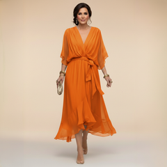 Abito elegante arancione con scollo a V, maniche a mantella e cintura annodata