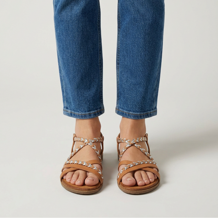 Sandali flat donna beige con cinturino alla caviglia e intreccio bicolore