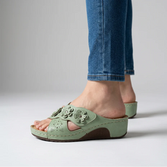 Sandali eleganti verdi con tacco comodo, fascia aperta e decorazioni floreali