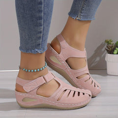 Sandali comfort con rialzo, rosa chiaro, cinturino regolabile e tomaia traforata