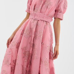 Abito rosa con scollo a camicia, maniche a palloncino e cintura in vita