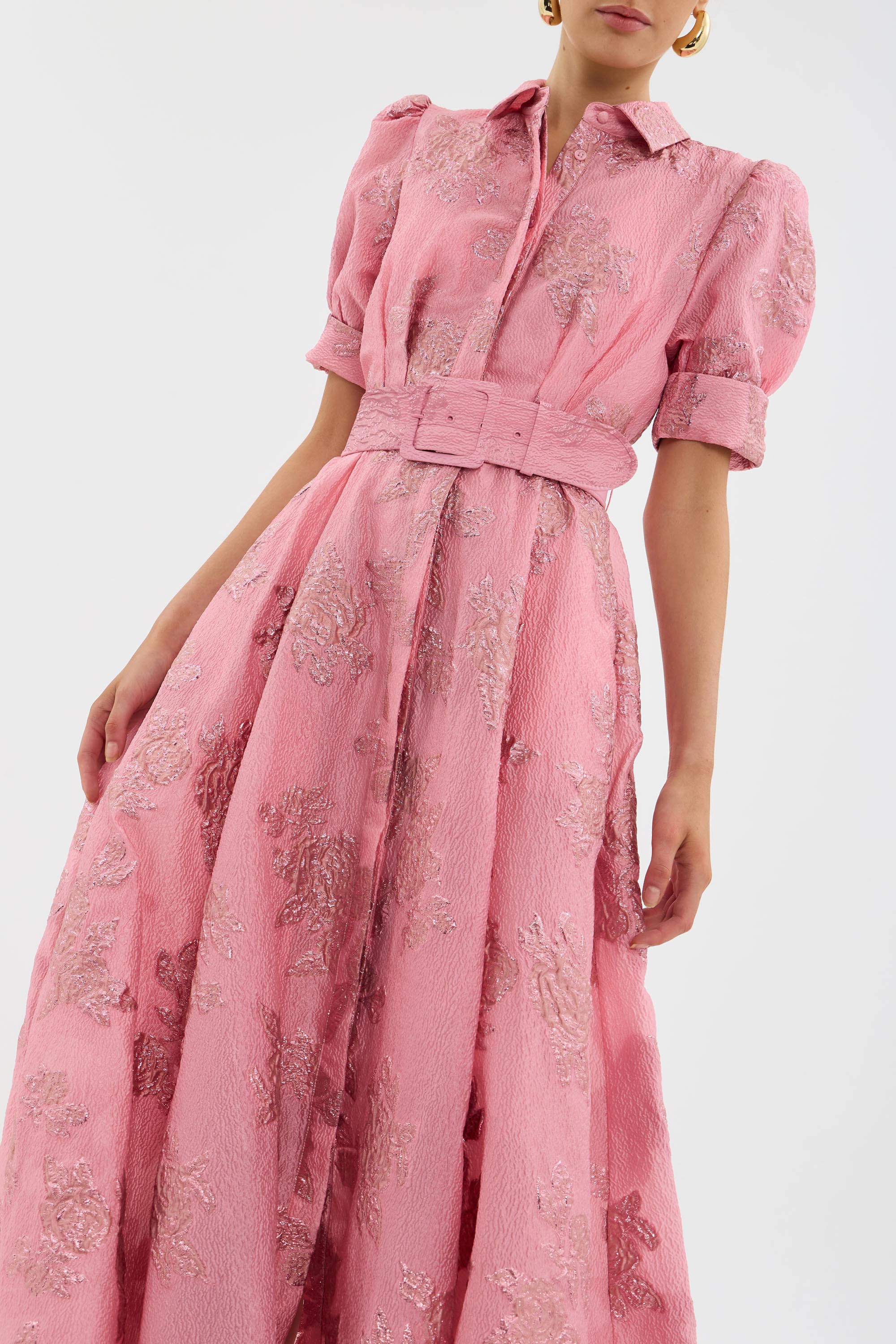 Abito rosa con scollo a camicia, maniche a palloncino e cintura in vita