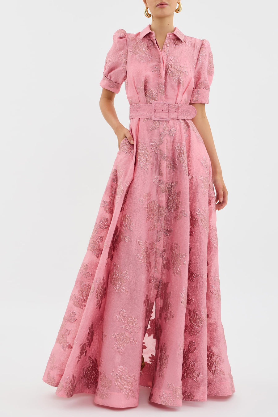 Abito rosa corto con scollo a camicia, maniche a palloncino e cintura annodata