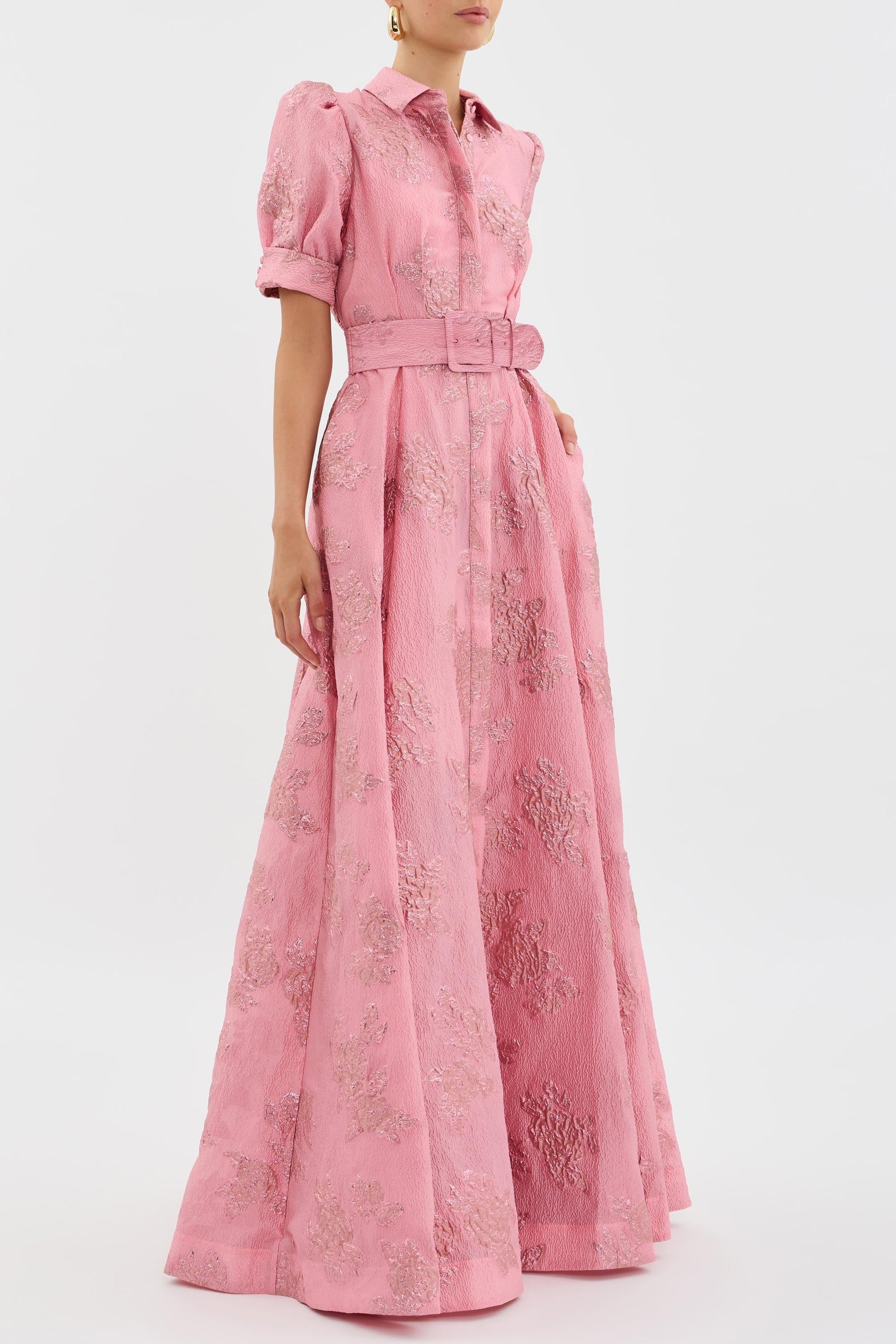 Abito rosa con maniche a palloncino, cintura in vita e tessuto jacquard