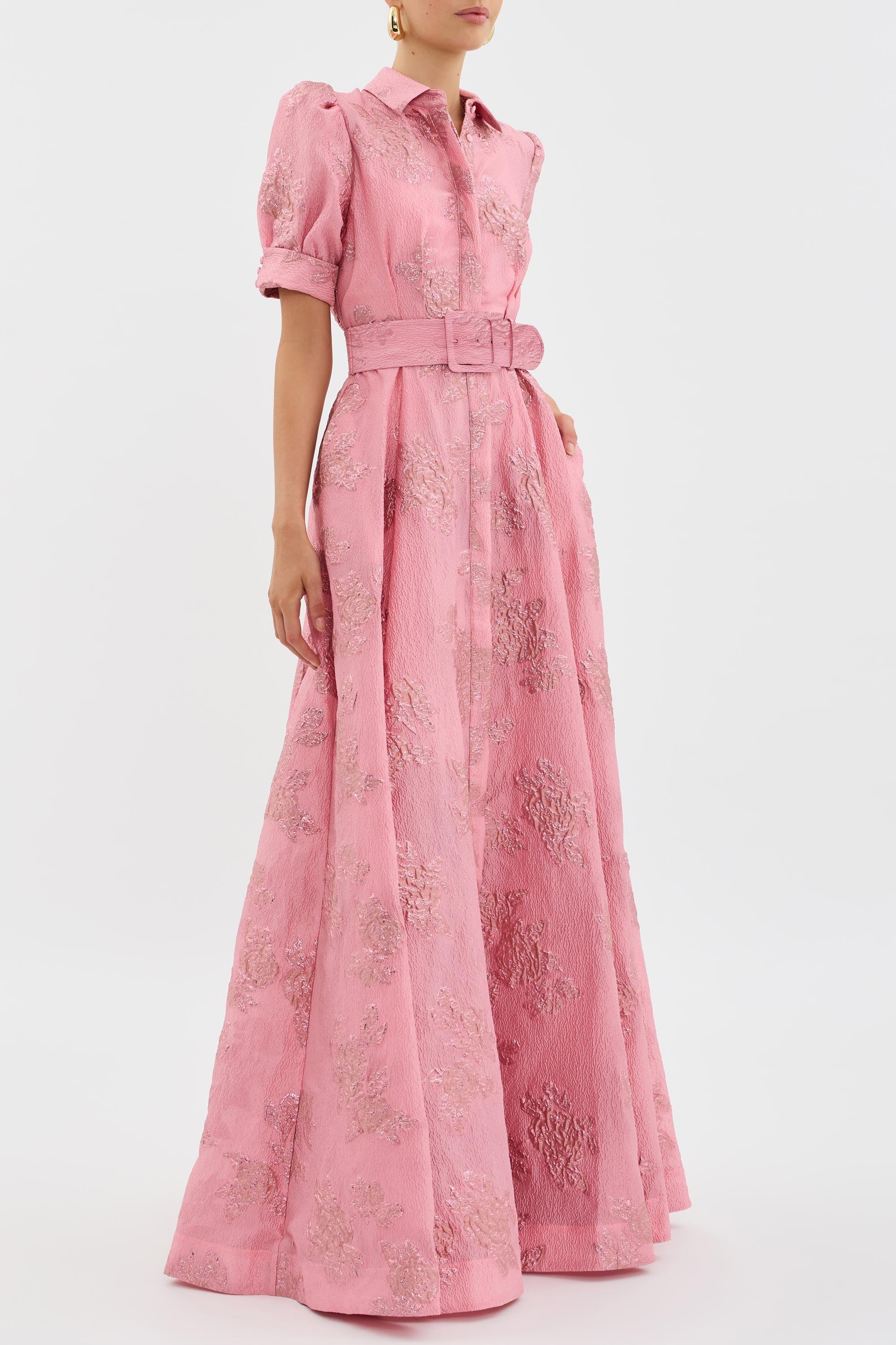 Abito rosa con maniche a palloncino, cintura in vita e tessuto jacquard