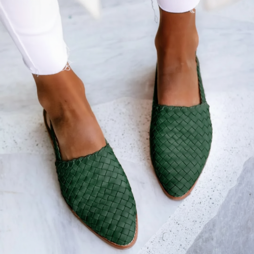 Scarpe slip-on comode Monica verdi intrecciate, punta a becco e suola marrone