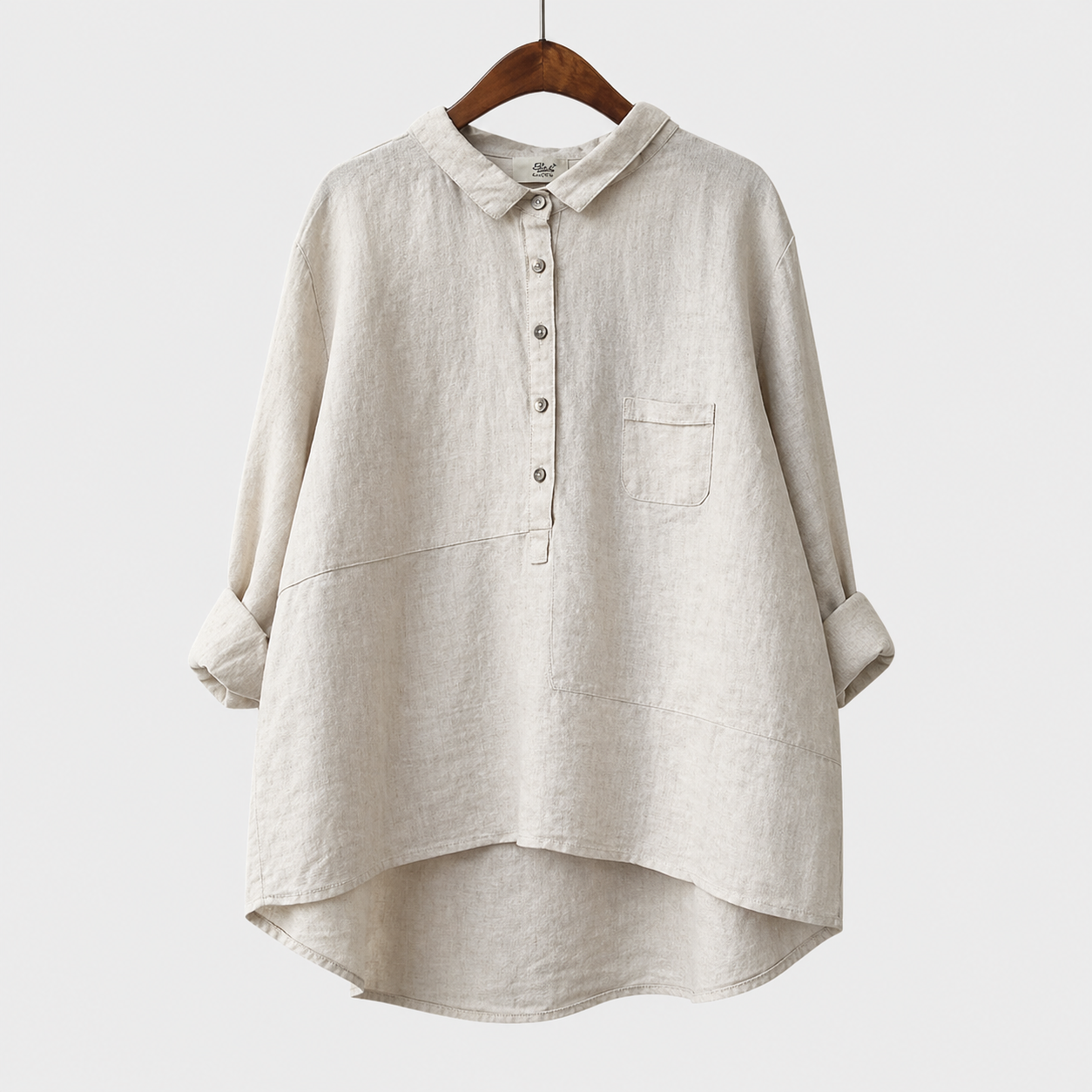 Blusa estiva in lino bianco con bottoni frontali, colletto e tasca sul petto