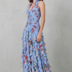 Abito lungo blu con rose, scollo a V, balze a strati e vita arricciata sul davanti