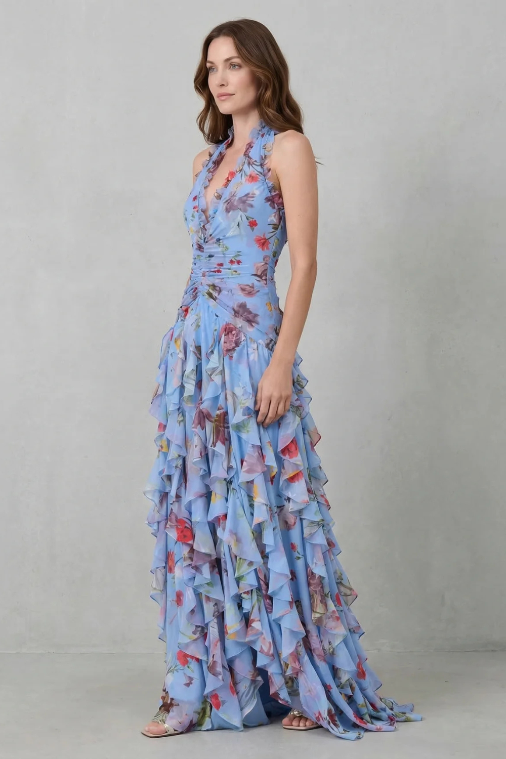 Abito lungo blu con rose, scollo a V, balze a strati e vita arricciata sul davanti