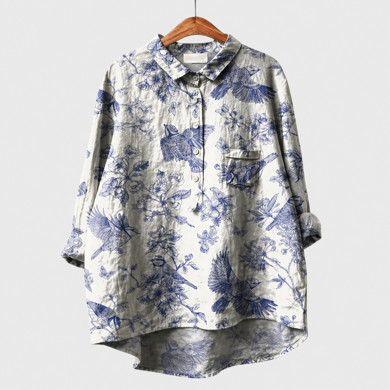 Blusa estiva bianca con bottoni e colletto, stampa floreale blu, tasca sul petto
