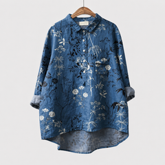 Blusa estiva blu con bottoni e colletto, stampa floreale bianca, tasca sul petto