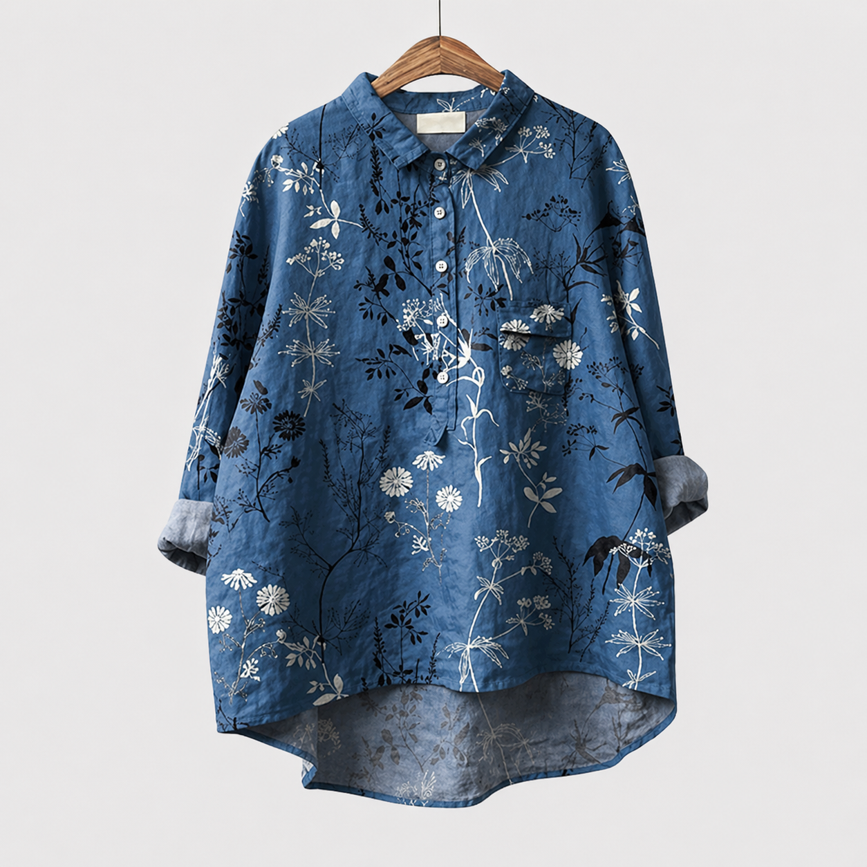 Blusa estiva blu con bottoni e colletto, stampa floreale bianca, tasca sul petto