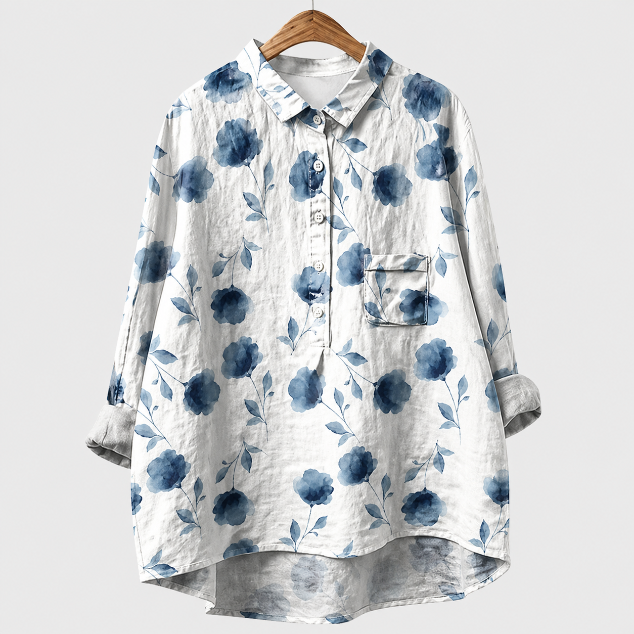 Blusa estiva a bottoni stampa fiori blu su fondo chiaro, colletto e taschino