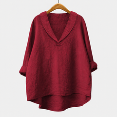 Blusa estiva rossa in tessuto leggero, scollo a V, maniche ampie, orlo irregolare.